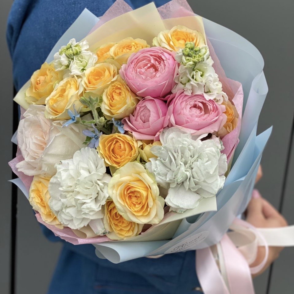 Букет из кустовой пионовидной розы, маттиолы и гвоздики Николь