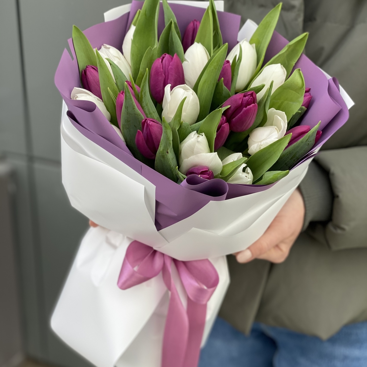 Букет Чикаго из белых и фиолетовых тюльпанов