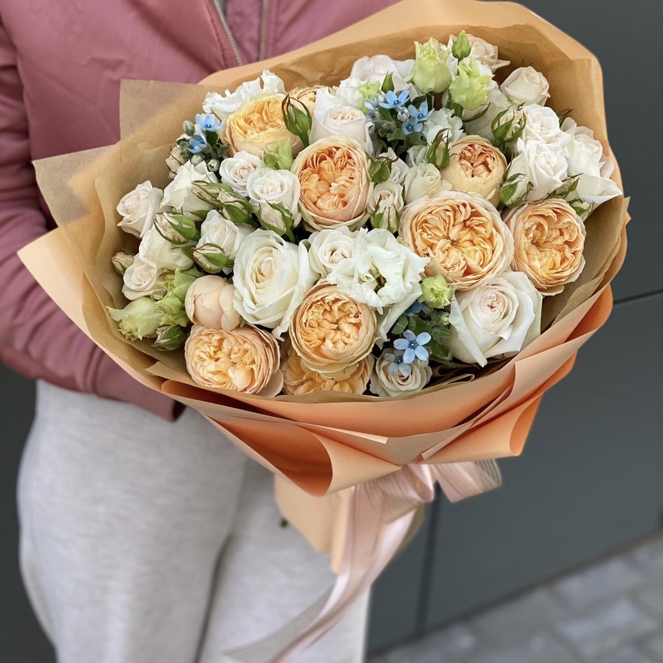 Букет Сладкий поцелуй из кустовой розы сорта каталина свит, порцелина, охара, оксипеталума и эустомы