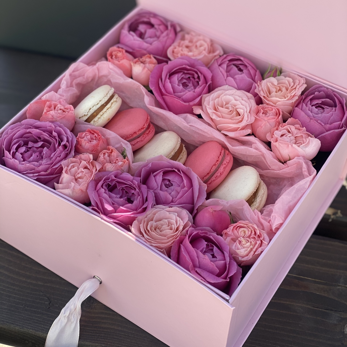 Коробочка Сюрприз с macarons и кустовой розой