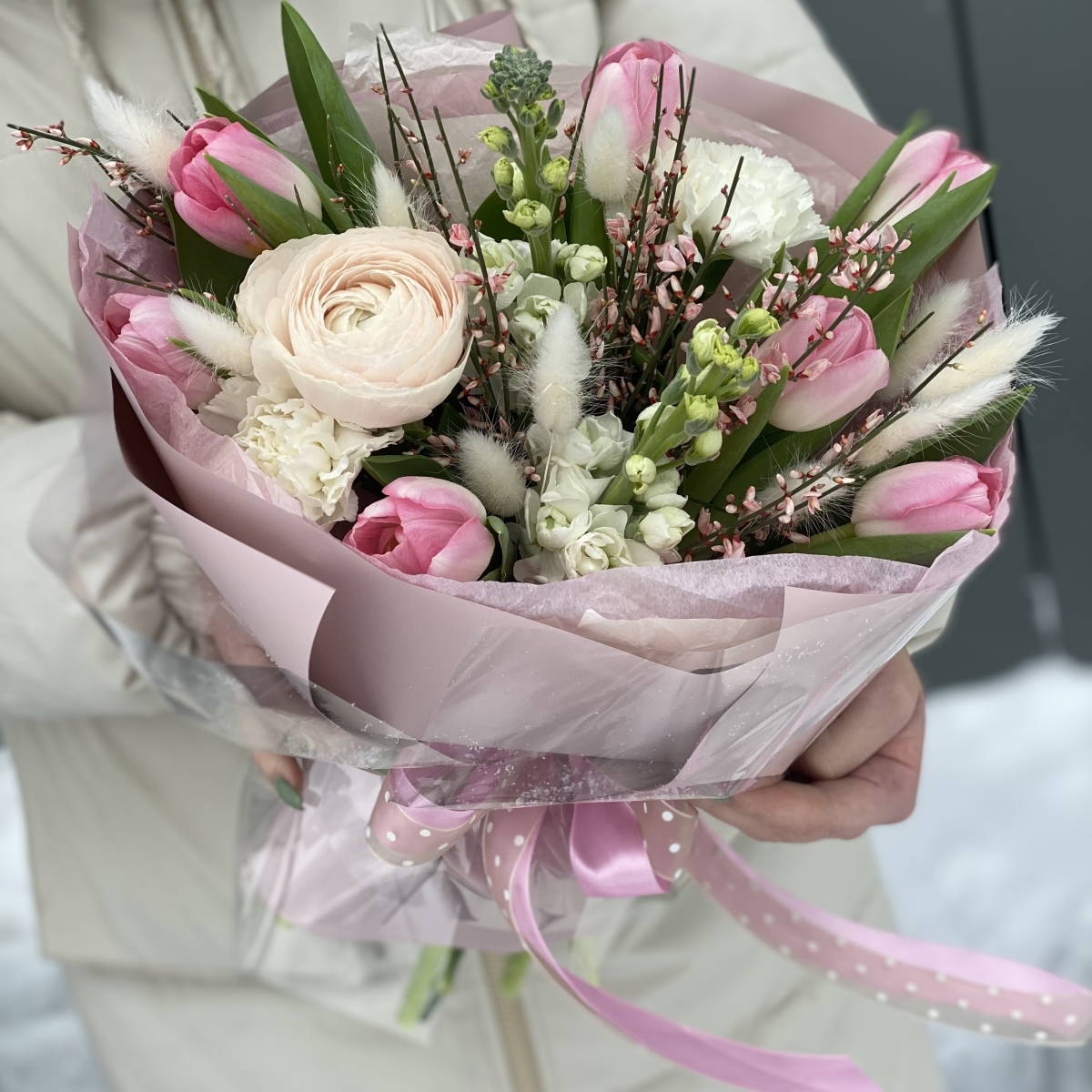 Букет Берген из ранункулюса, тюльпанов, маттиолы, диантуса и генисты