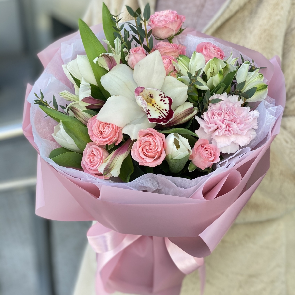 Букет Симона из тюльпан и цимбидиума