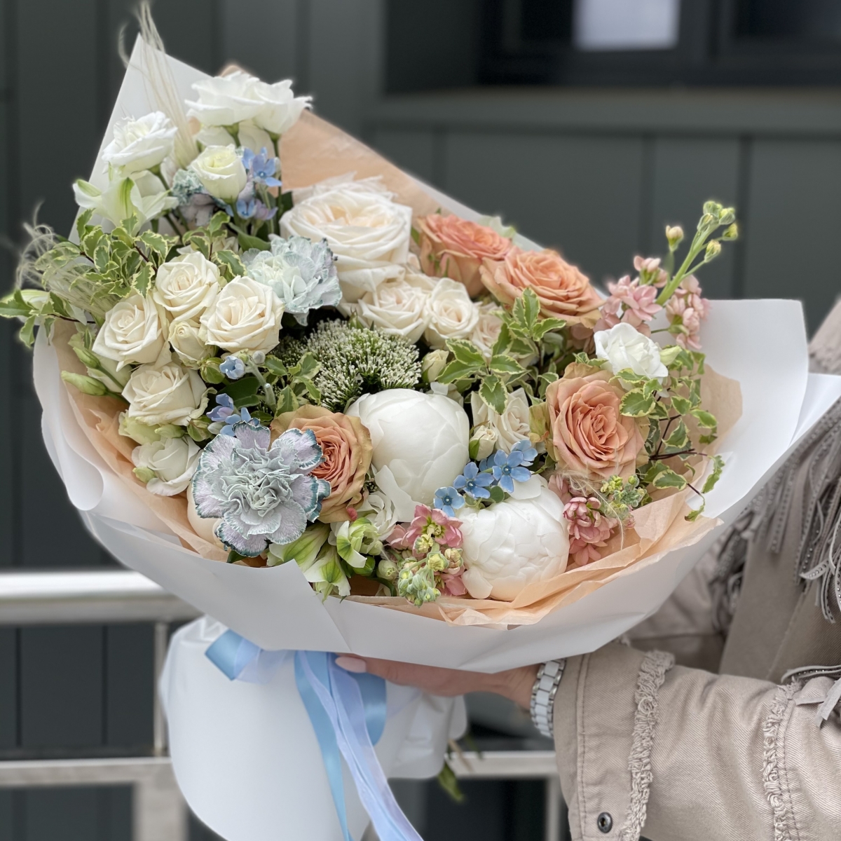 Букет Песни Моря из пионов, оксипеталума, маттиол, трахелиума и роз сорта капучино