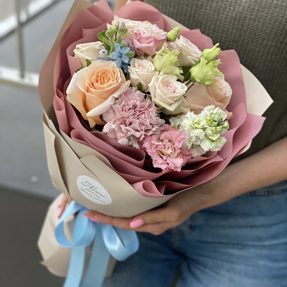 Букет из кустовой и одноголовой розы, маттиолы, оксипеталума и эустомы Летиция