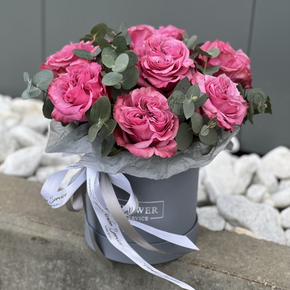 Коробка Малиновое суфле из роз сорта кантри и эвкалипта