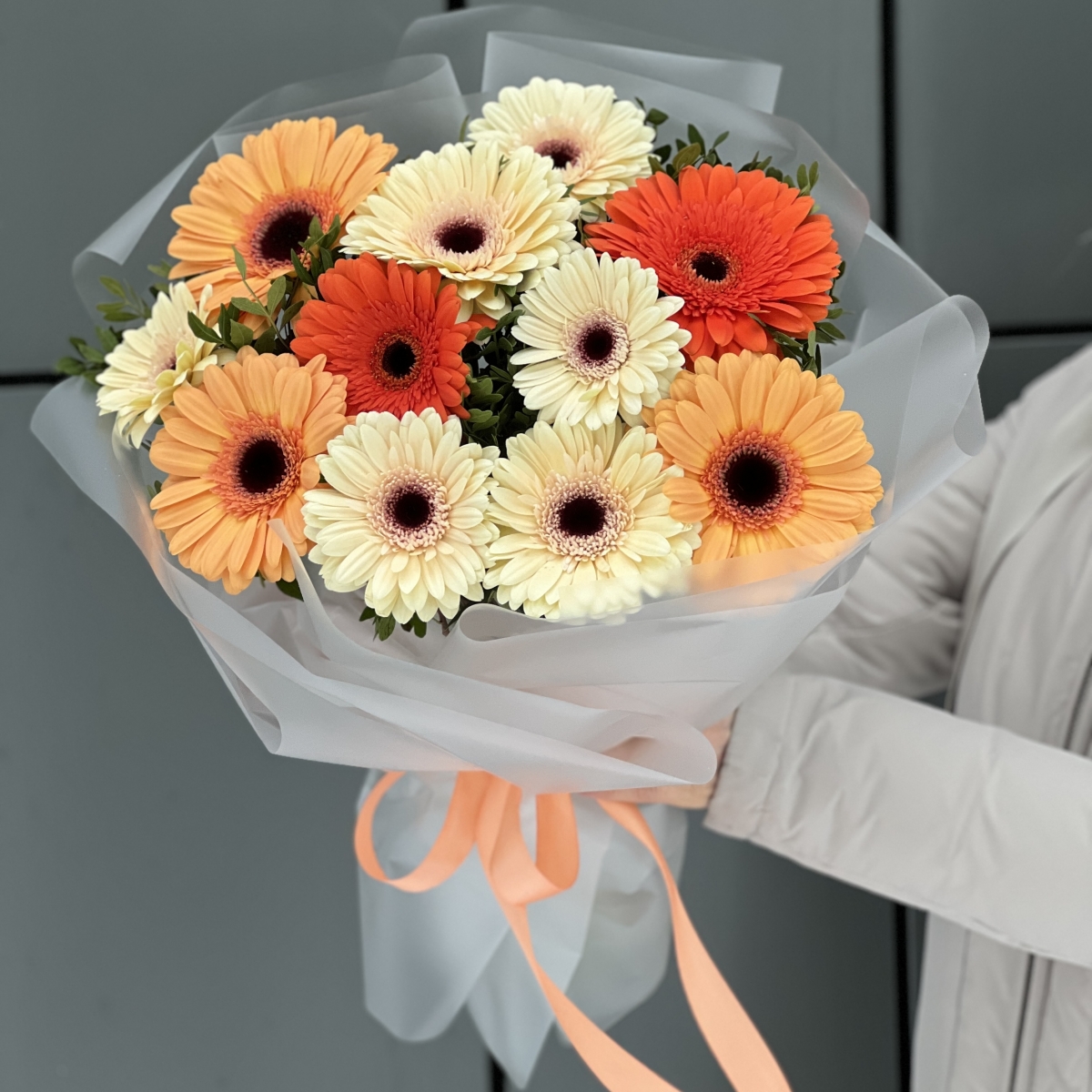 Букет Луч солнца из гербер и зелени