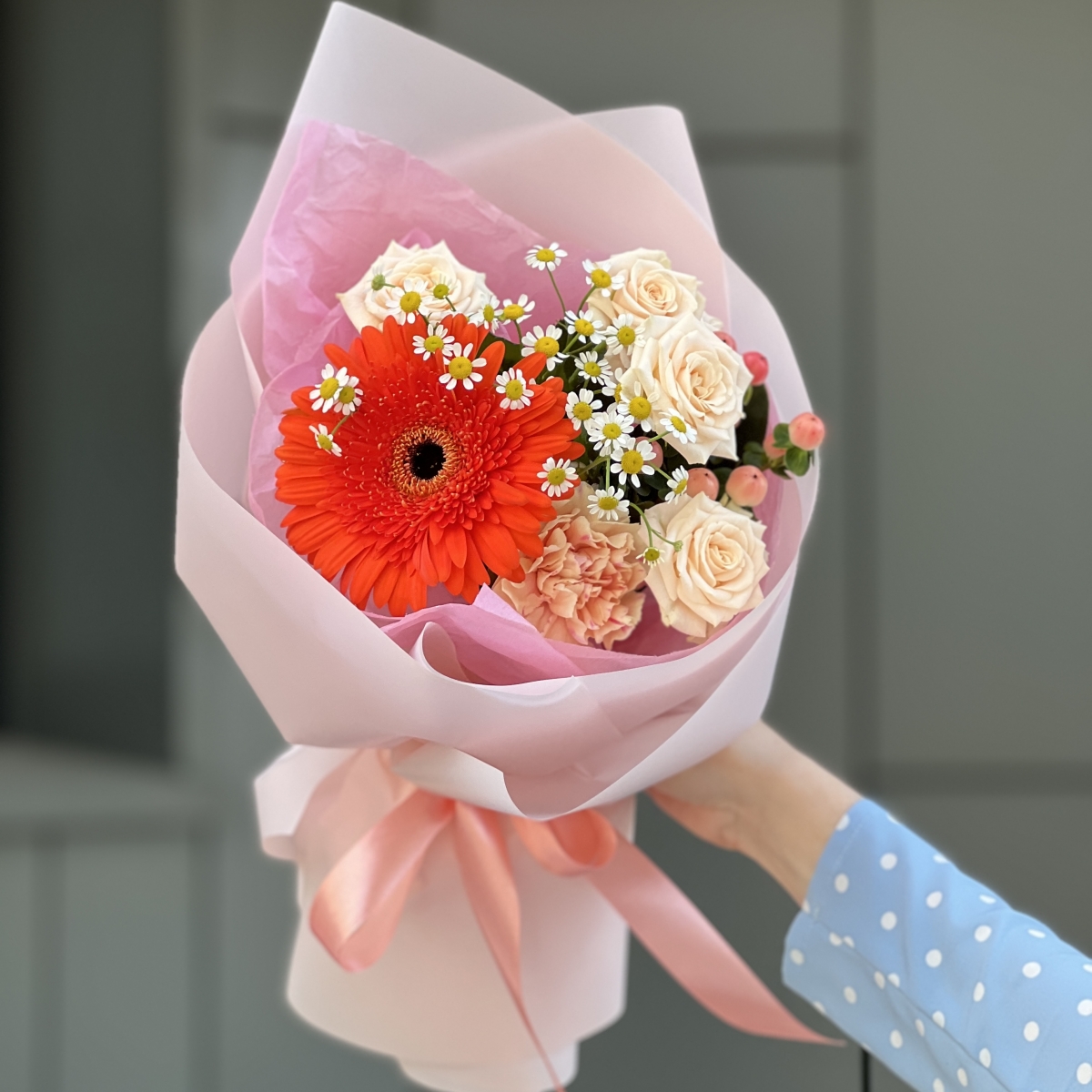 Букет Геометрия герберы, гиперикума, танацетума, кустовой розы и гвоздики