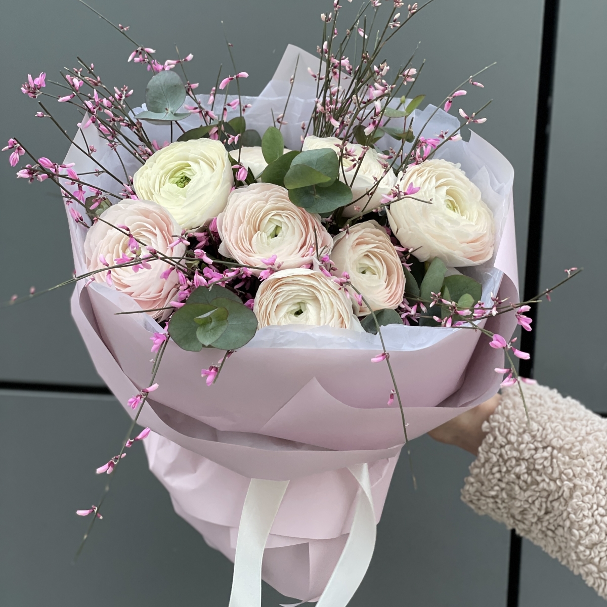 Букет Чистое сердце из ранункулюсов, генисты и эвкалипта