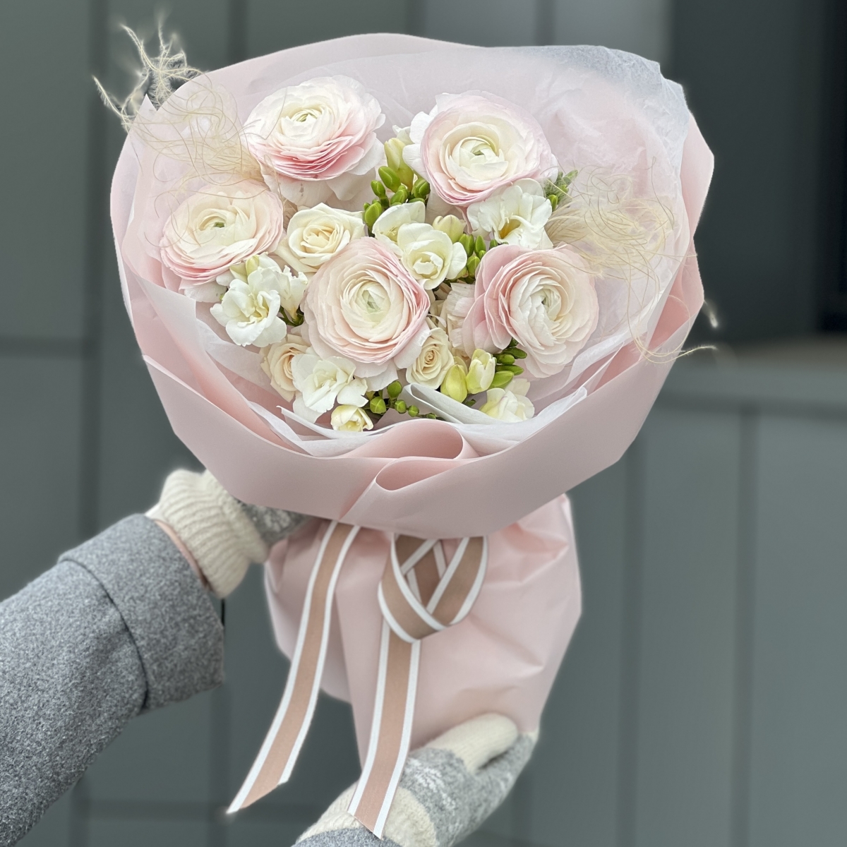 Букет Миндальное молоко из ранункулюсов, фрезии, кустовых роз и стифы