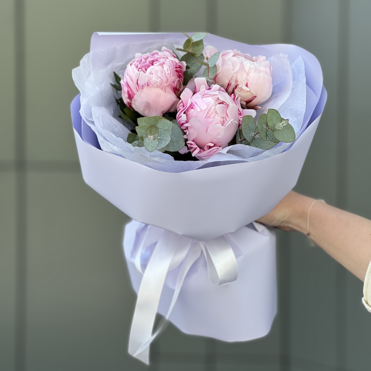 Букет Дон Пион из 3 пионов и эвкалипта