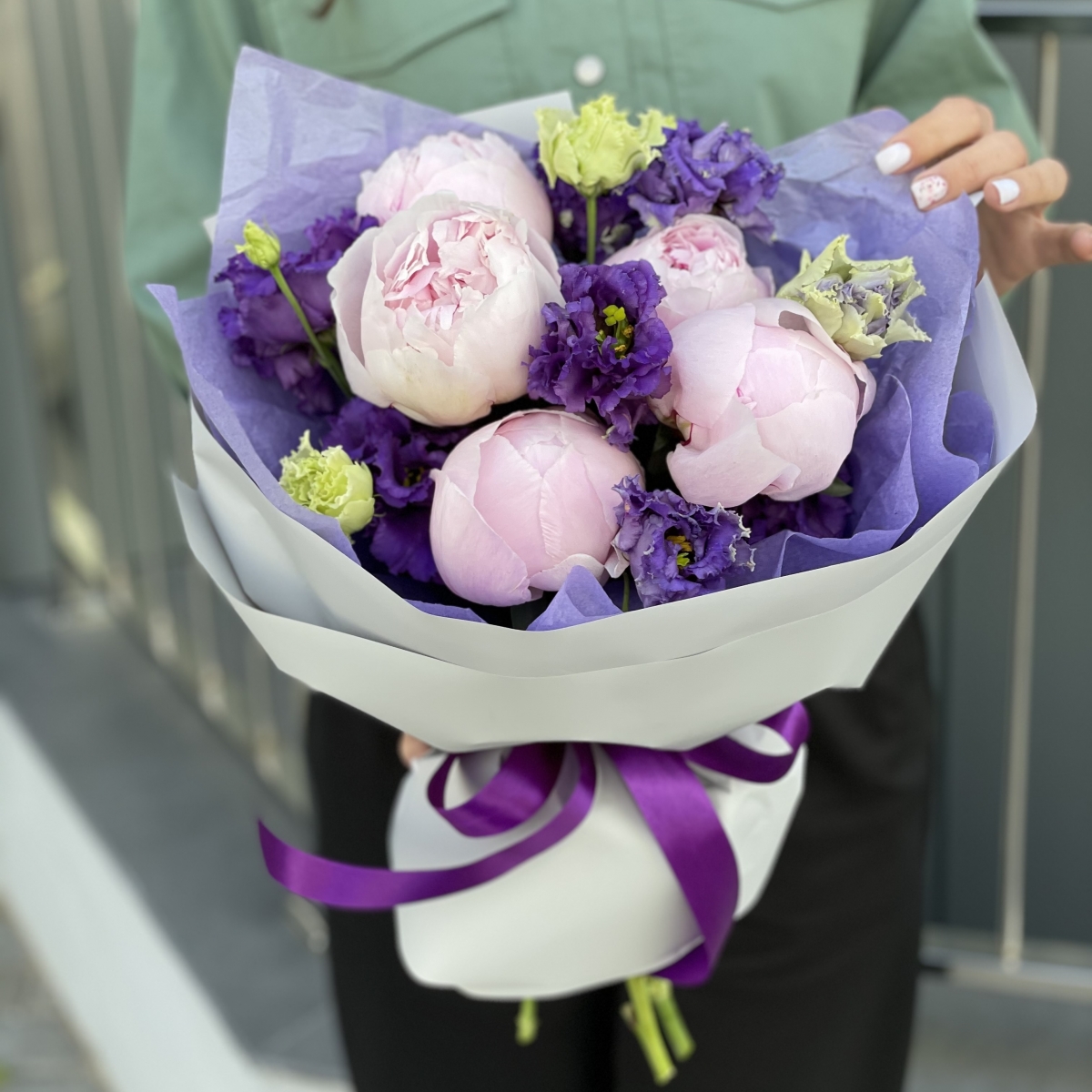 Букет Ривьера из пионов и эустомы