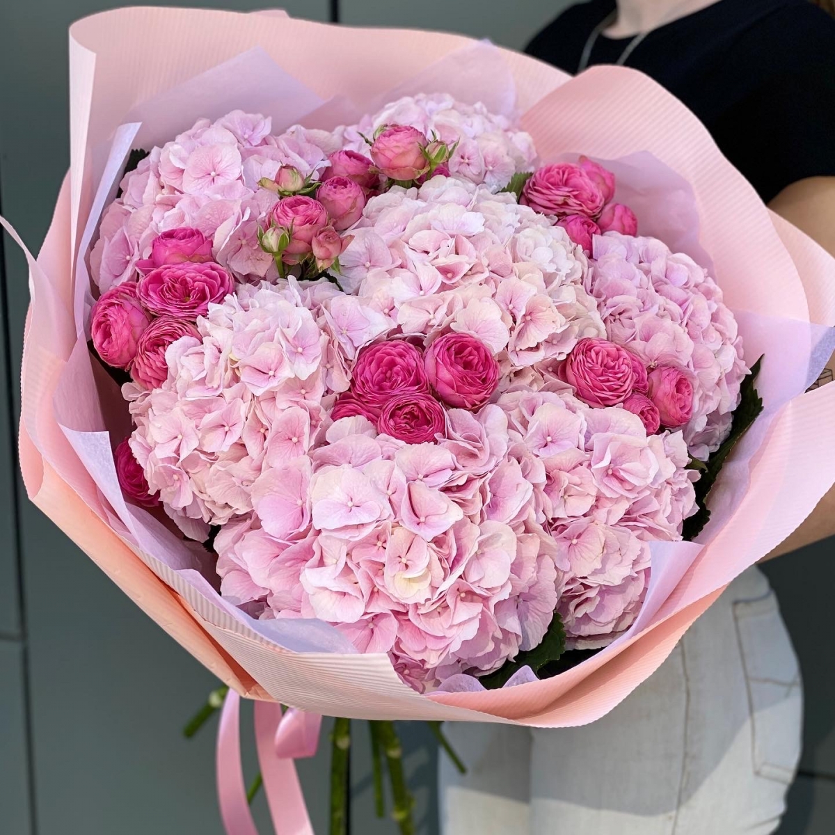 Букет из гортензий и пионовидных роз Ягодка