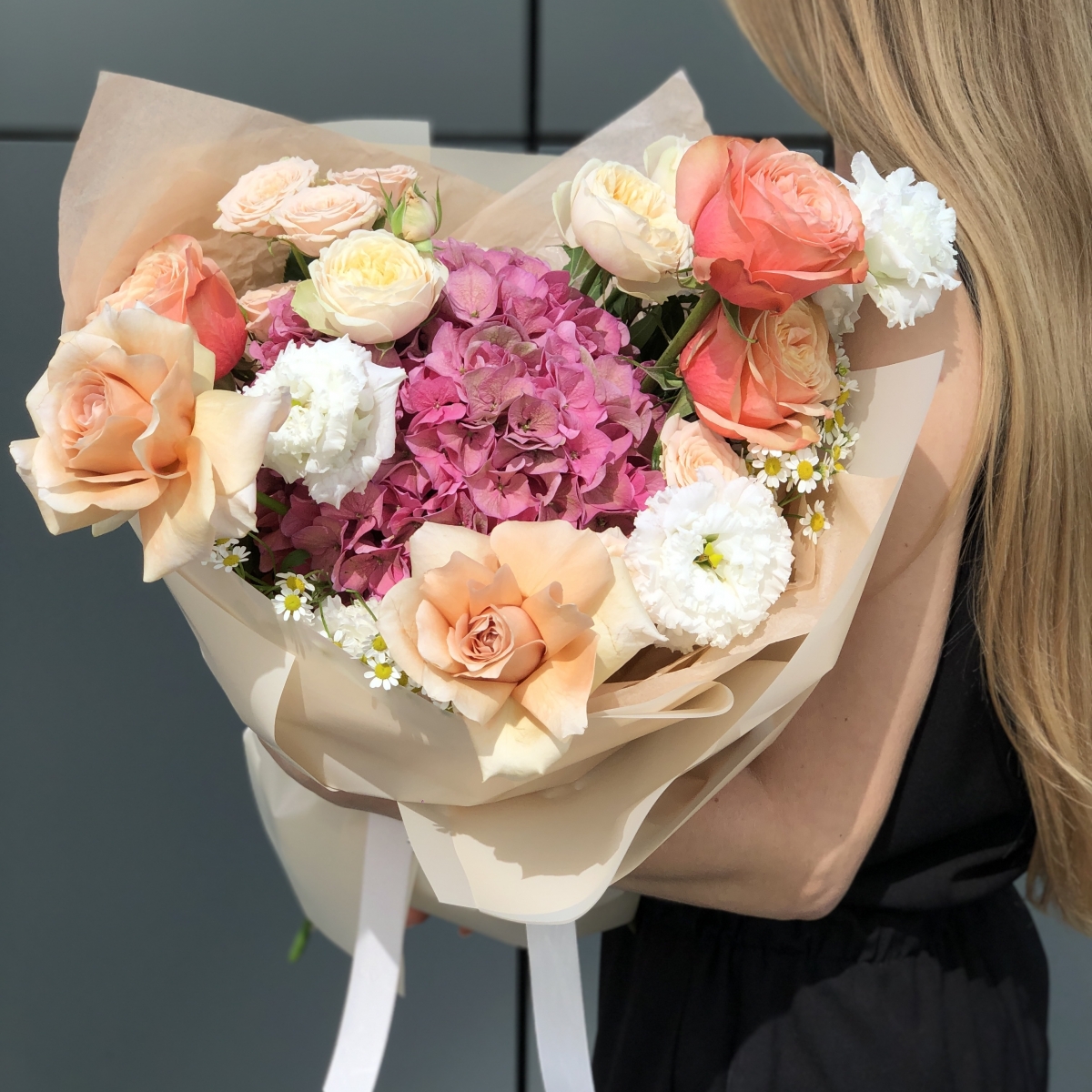 Букет Альянс из гортензии, танацетума, кустовых роз , роз кахалы и брют