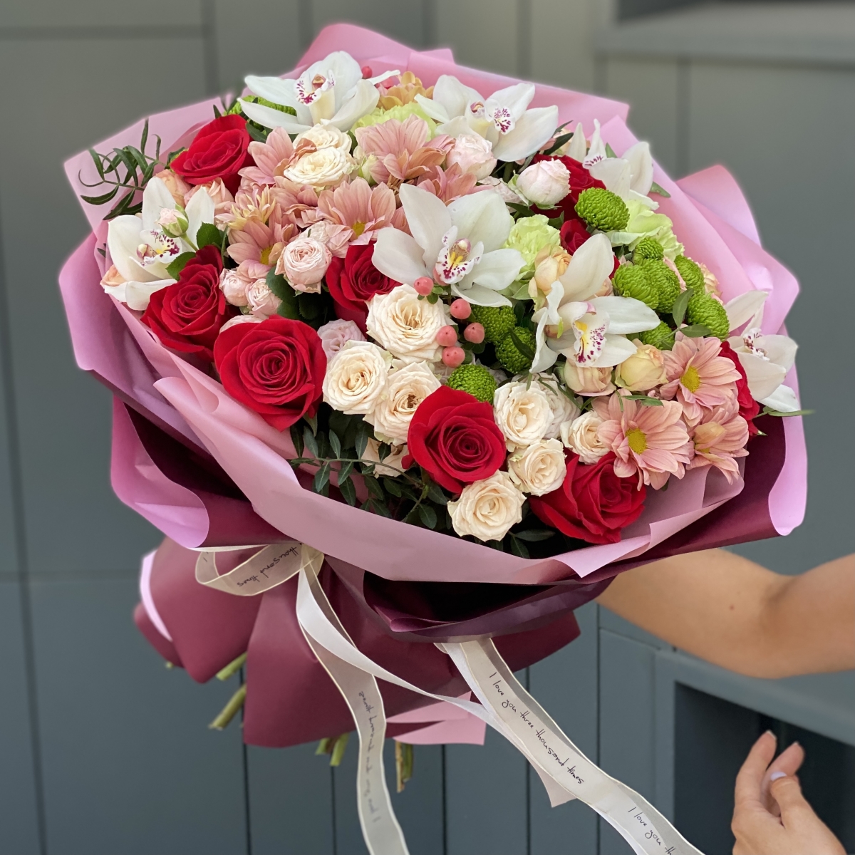 Букет Краски лета из роз, цимбидиума, хризантемы, гиперикума и диантуса