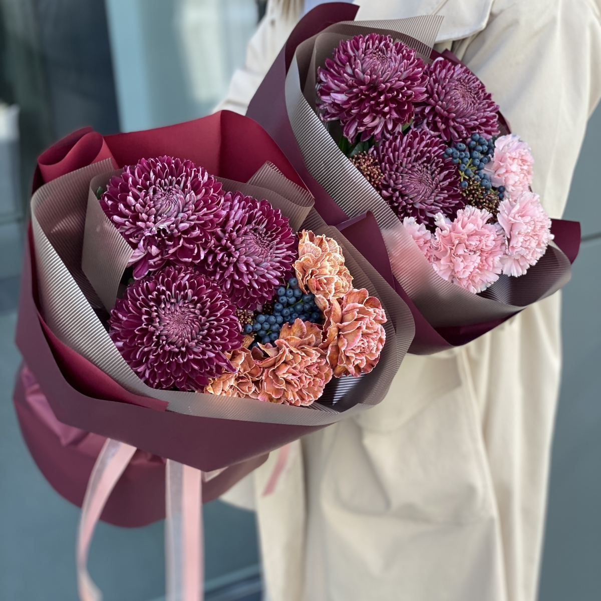 Букет Душа Осени из хризантемы сорта бигуди: диантуса и вибурнума