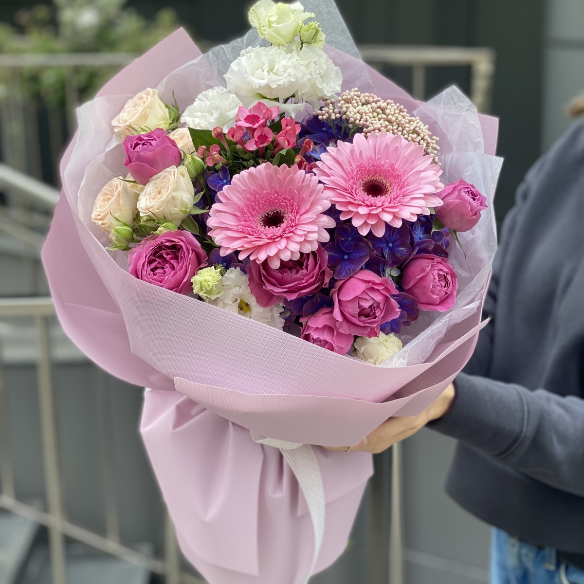 Букет Фруктовый Десерт из Гербер, гортензии, бувардии, озотамнуса, эустомы и кустовых роз