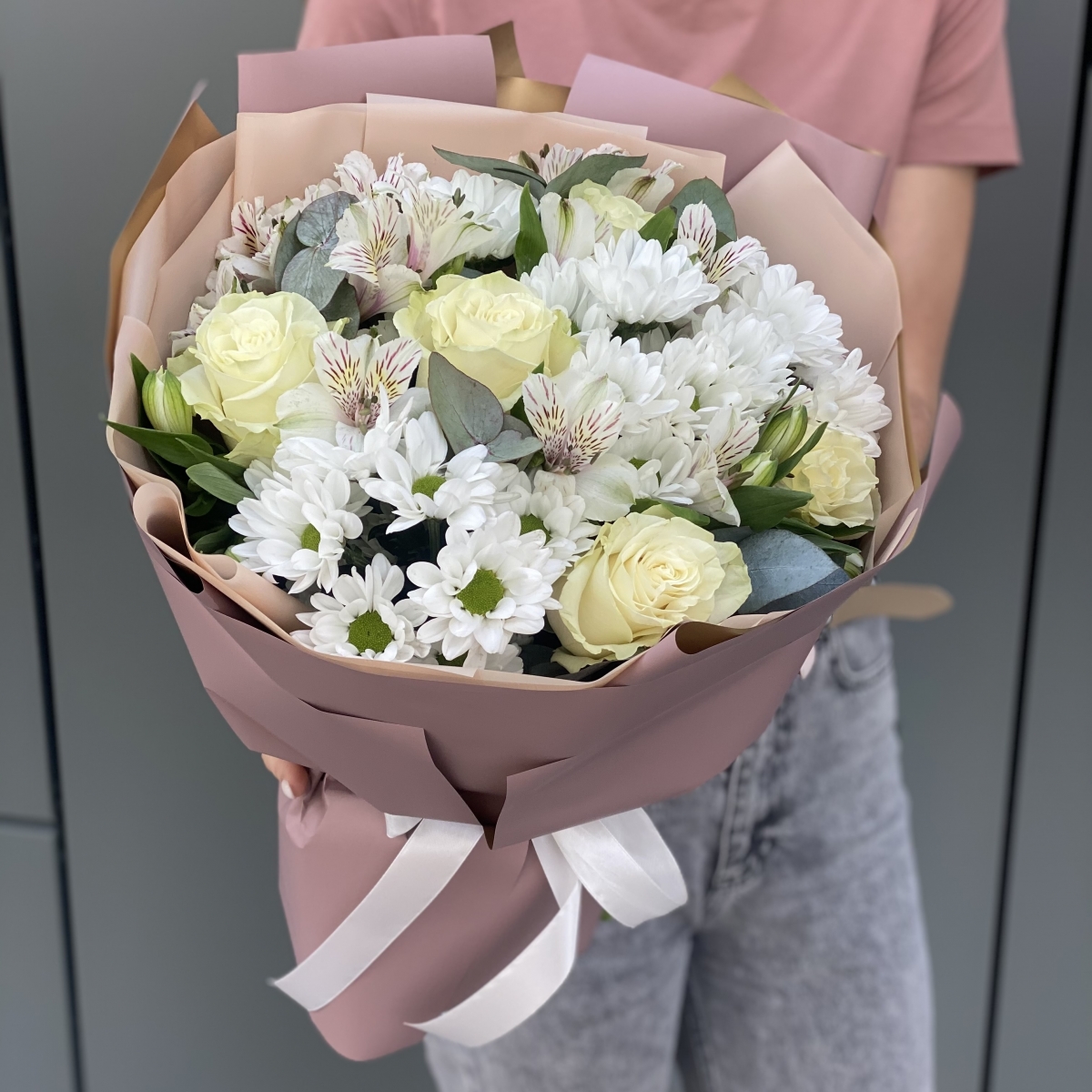 Букет Нежное прикосновение с белыми розами и хризантемами