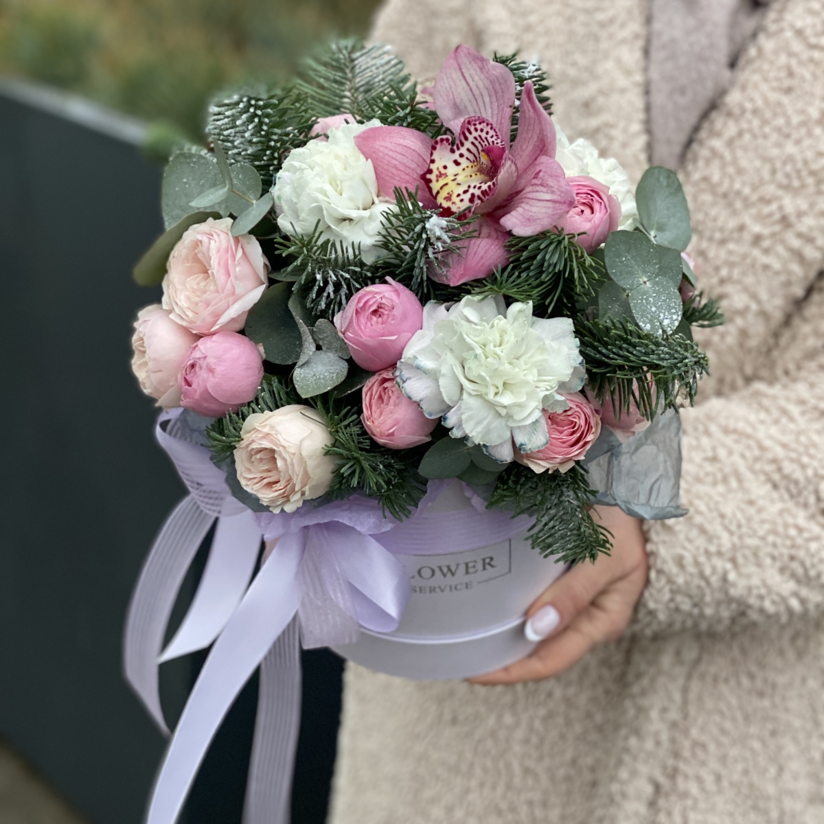 Коробка Зимний сад из нобилиса, цимбидиума, диантуса и кустовых пионовидных роз