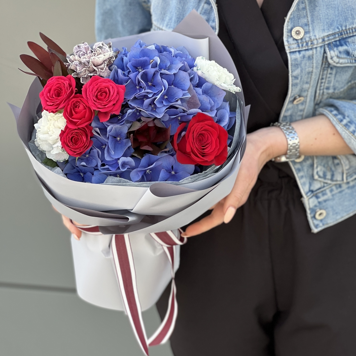 Букет Венский из гортензий, кустовой розы сорта квинси, диантуса и леукадендрона