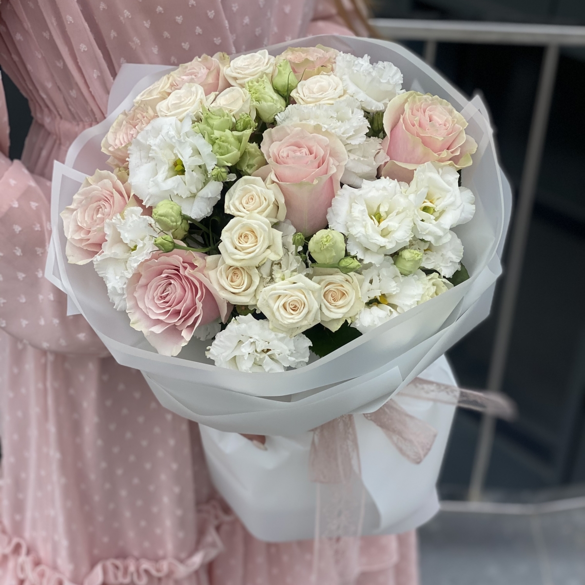 Букет Очаровашка из роз и эустомы