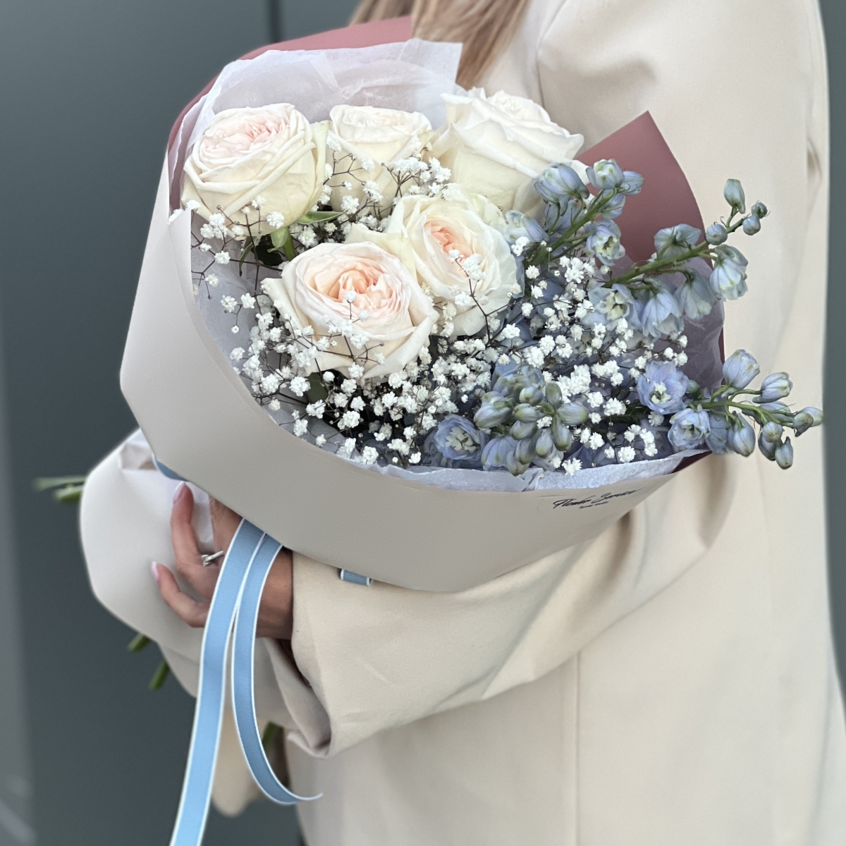 Букет Мэдисон из гипсофилы, дельфиниума и розы сорта охара