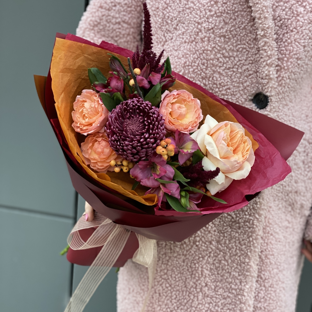 Букет Огненный закат из альстромерии, илекса, амарантуса, розы Дэвида и хризантемы сорта Бигуди