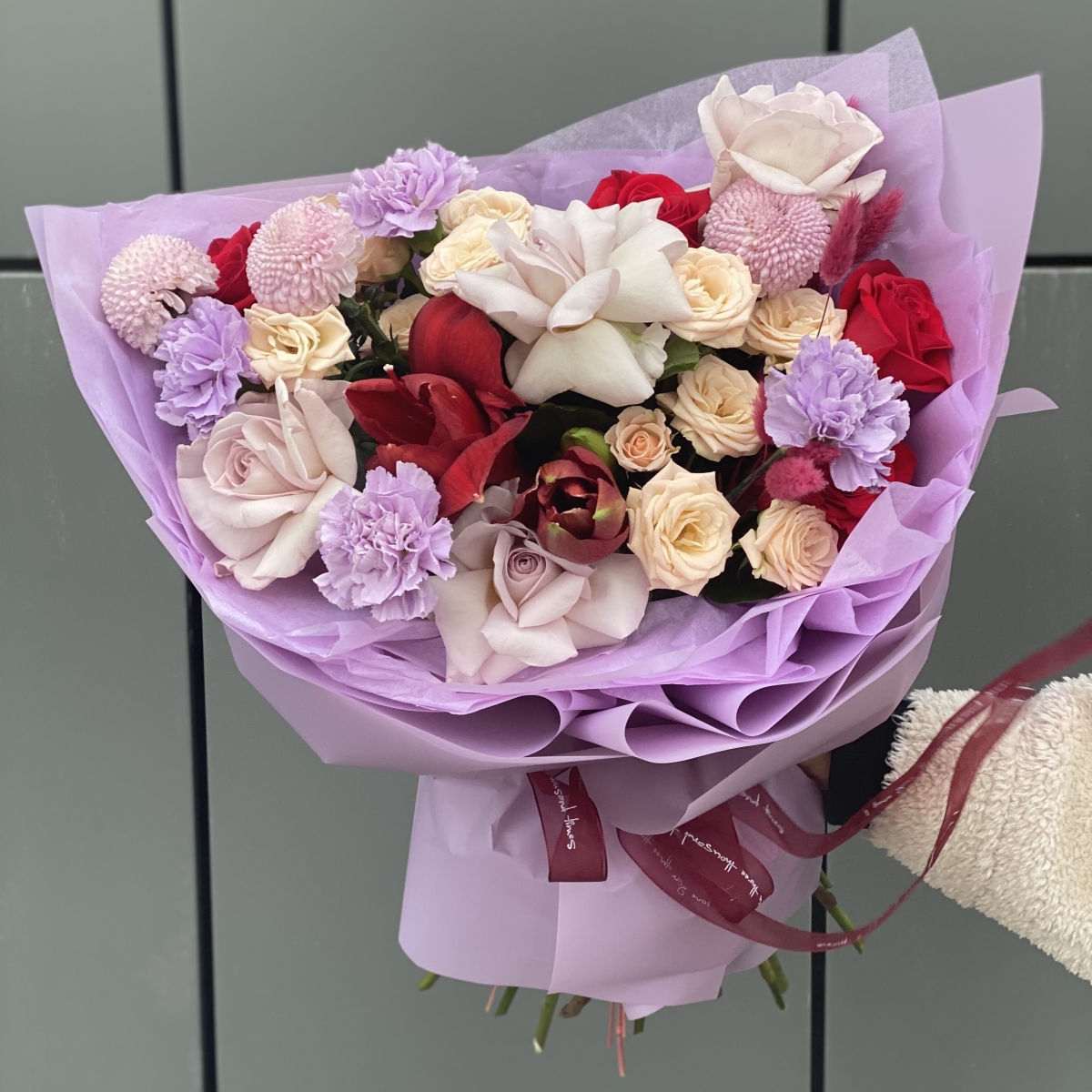 Букет Первая Любовь из лагуруса, амарилиса, момоки, кустовых роз и роз сорта мента и фридом