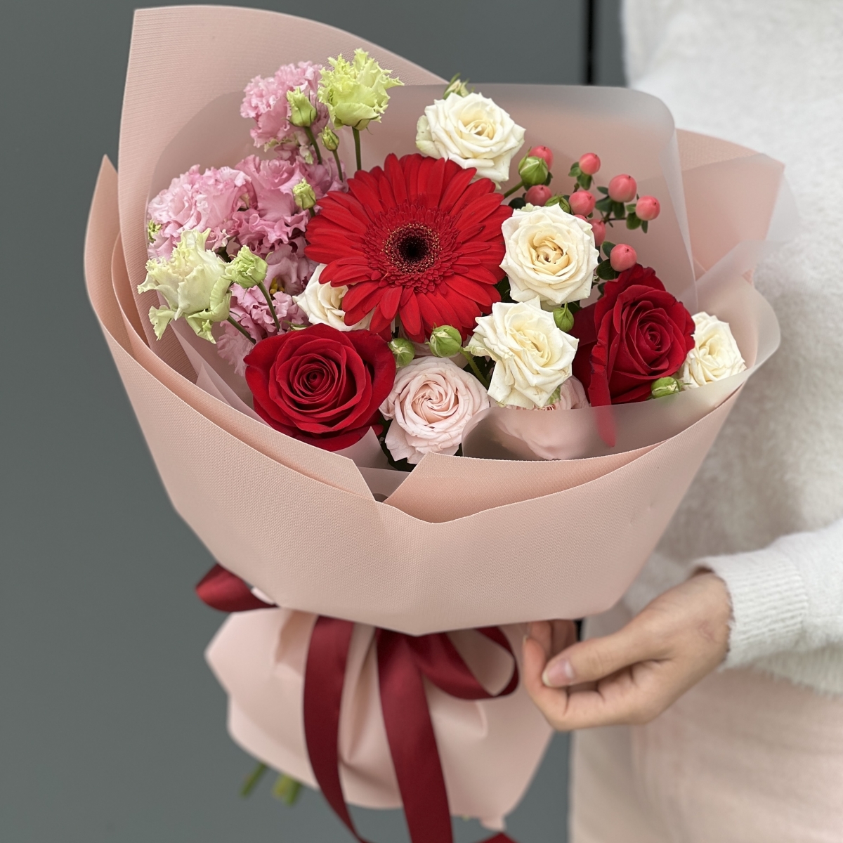 Букет Мемуары из герберы, роз, эустомы и гиперикума