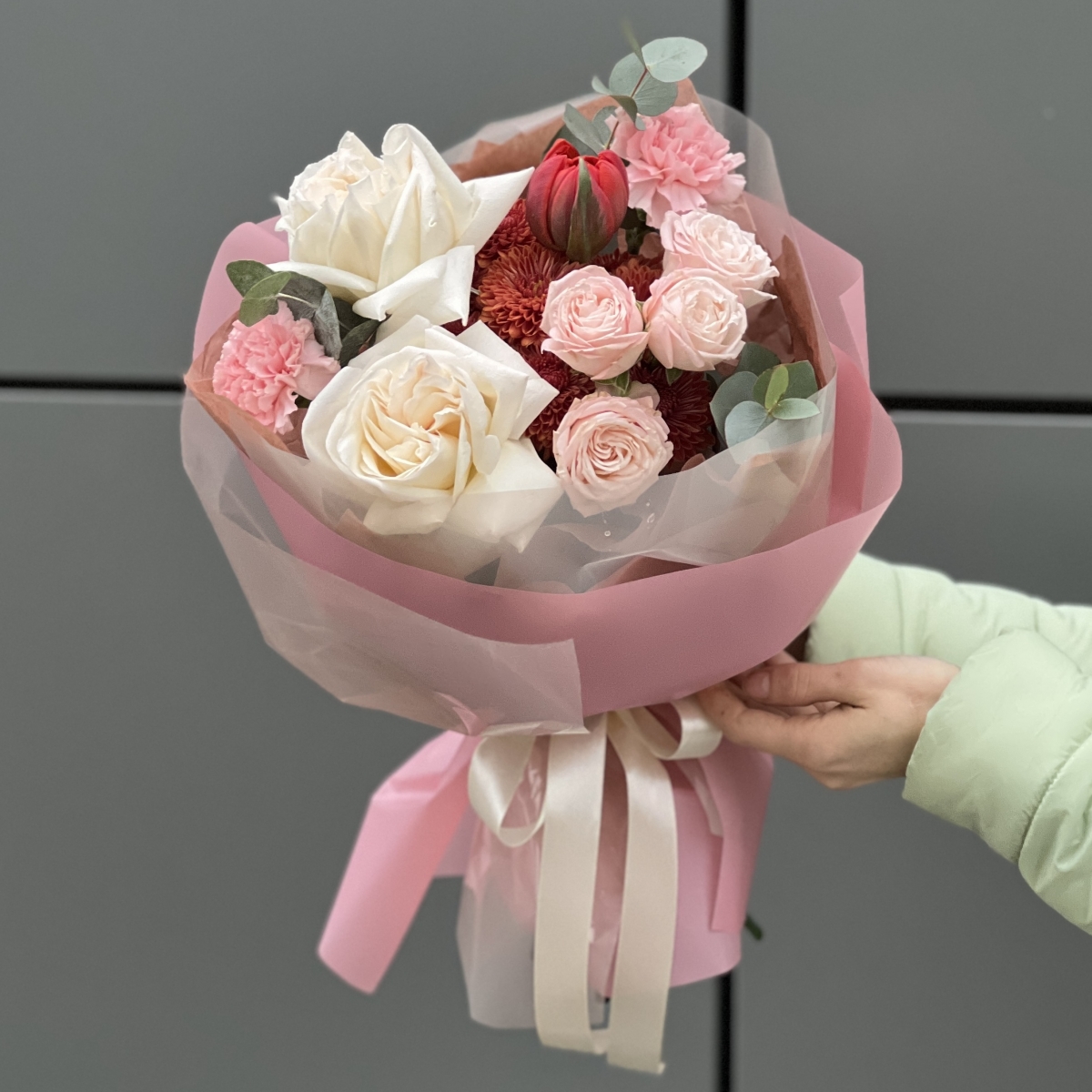 Букет Маэстро из роз сорта охара, тюльпана, хризантемы сорта бленда, диантуса и эвкалипта