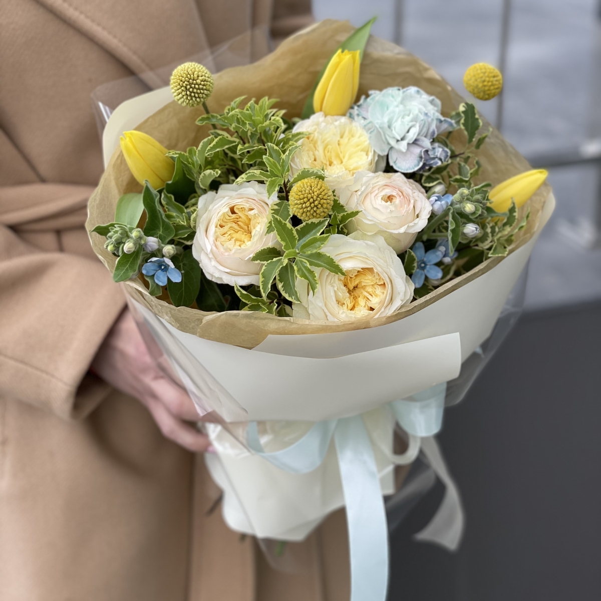 Букет Блики Солнца из краспедии, оксипеталума, тюльпанов и розы