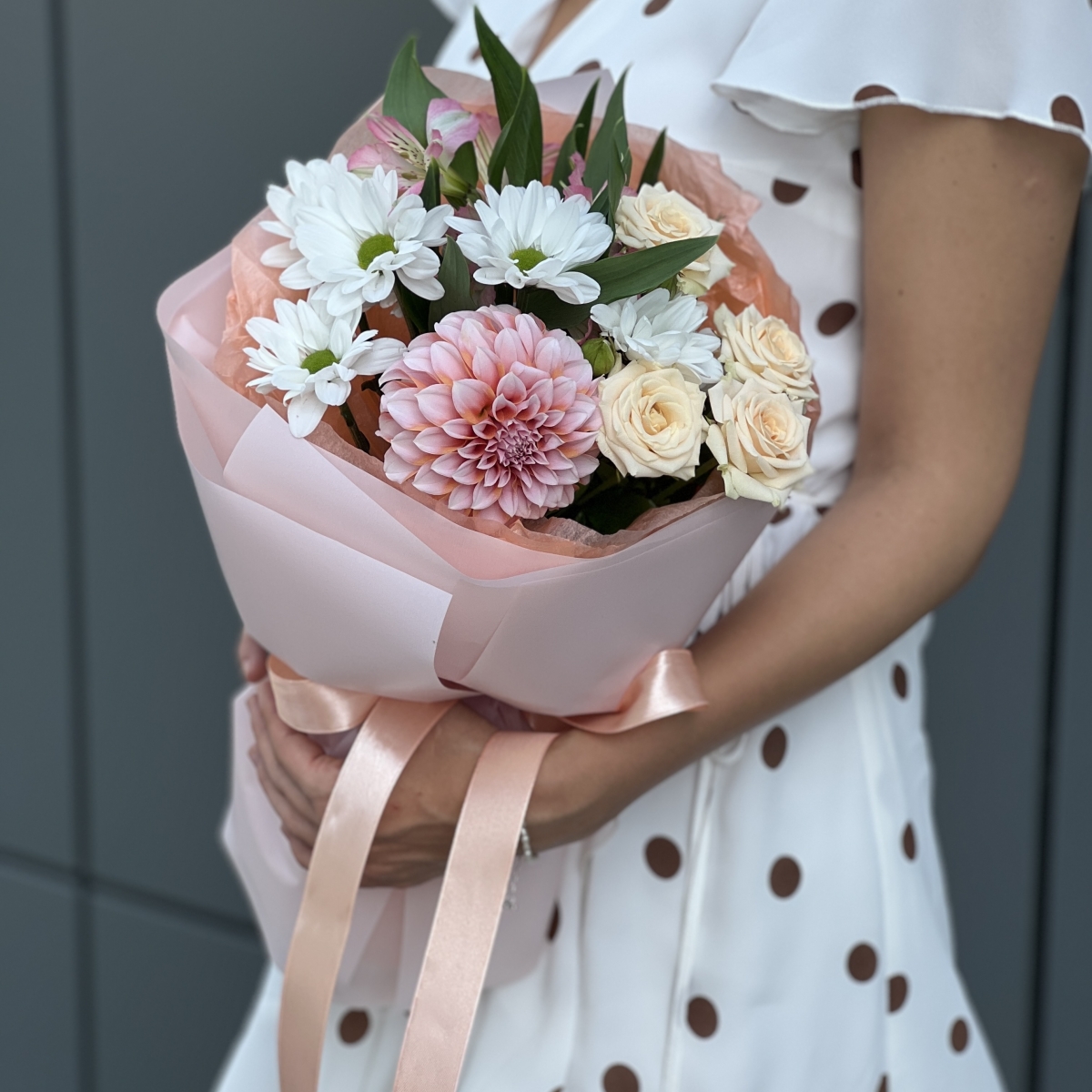 Букет Дакота из георгины, альстромерии, хризантемы и кустовой розы