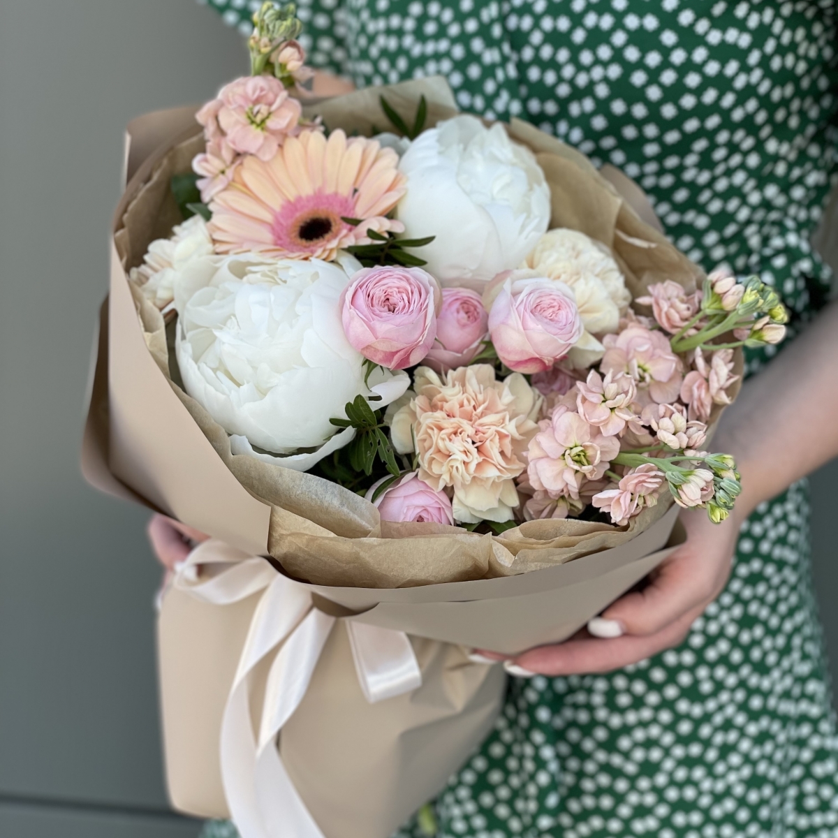 Букет Пралине из пионов, маттиолы, диантуса, пионовидной розы и герберы
