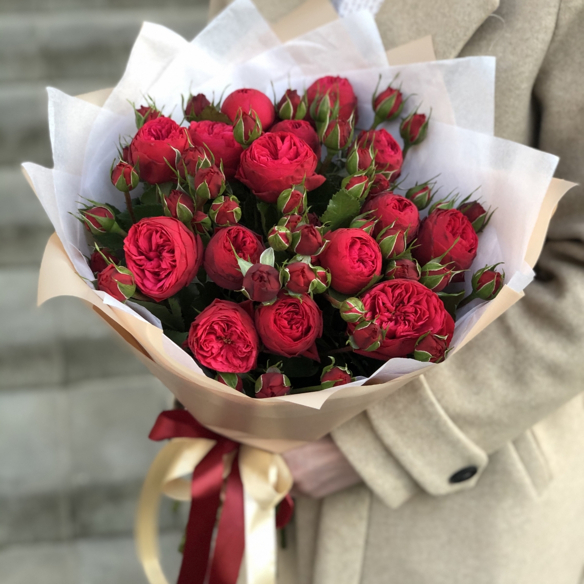 Букет из кустовой пионовидной розы Рэд Пиано