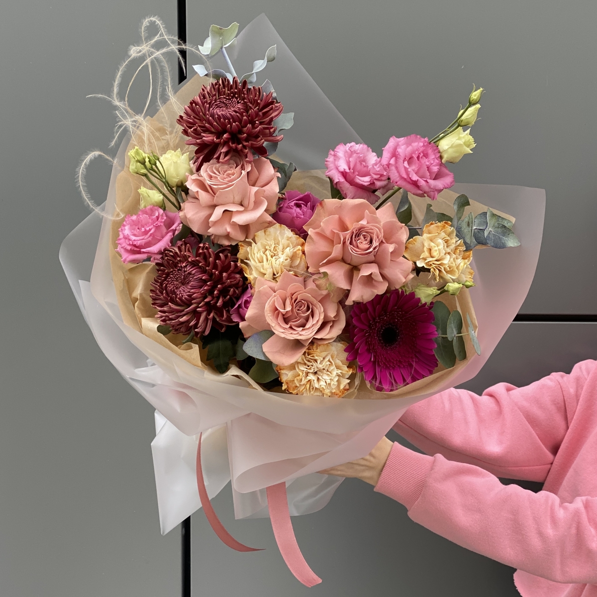 Букет Бархатная осень из эустомы, диантуса, хризантемы сорта бигуди, роз капучино, эвкалипта и стифы