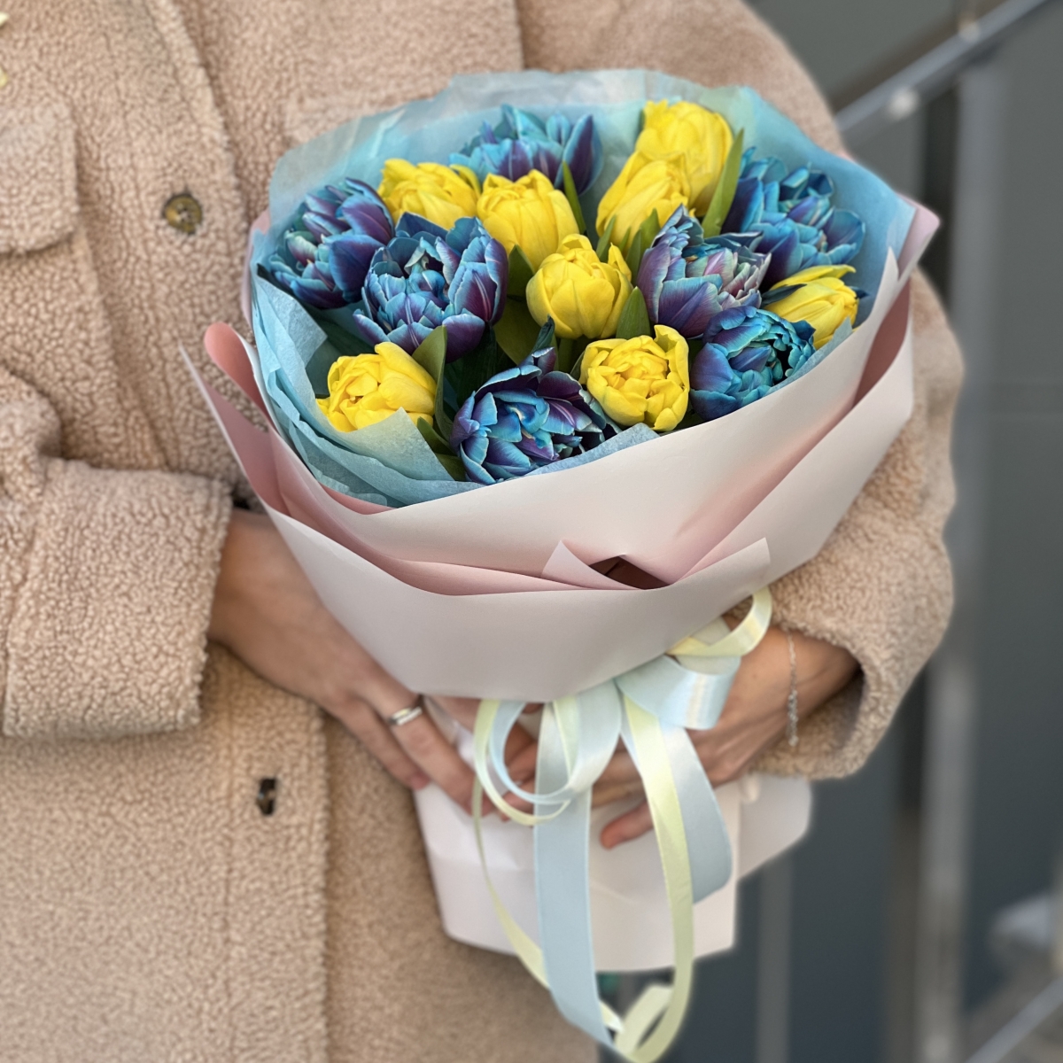 Букет Первые лучики из пионовидных тюльпанов