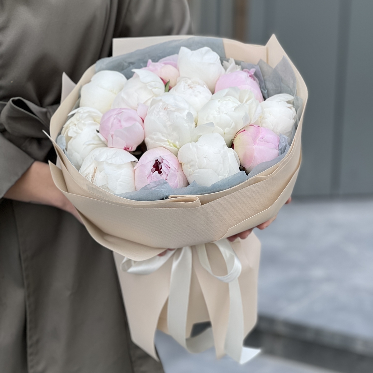 Букет Волшебный из 15 пионов микс