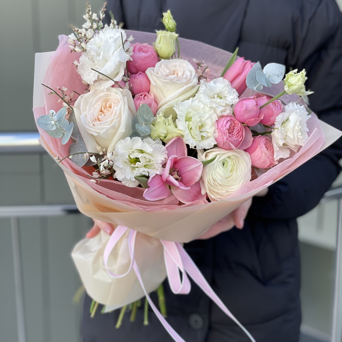 Букет Анабель с розами, тюльпанами, ранункулюсами, эустомой и генистой