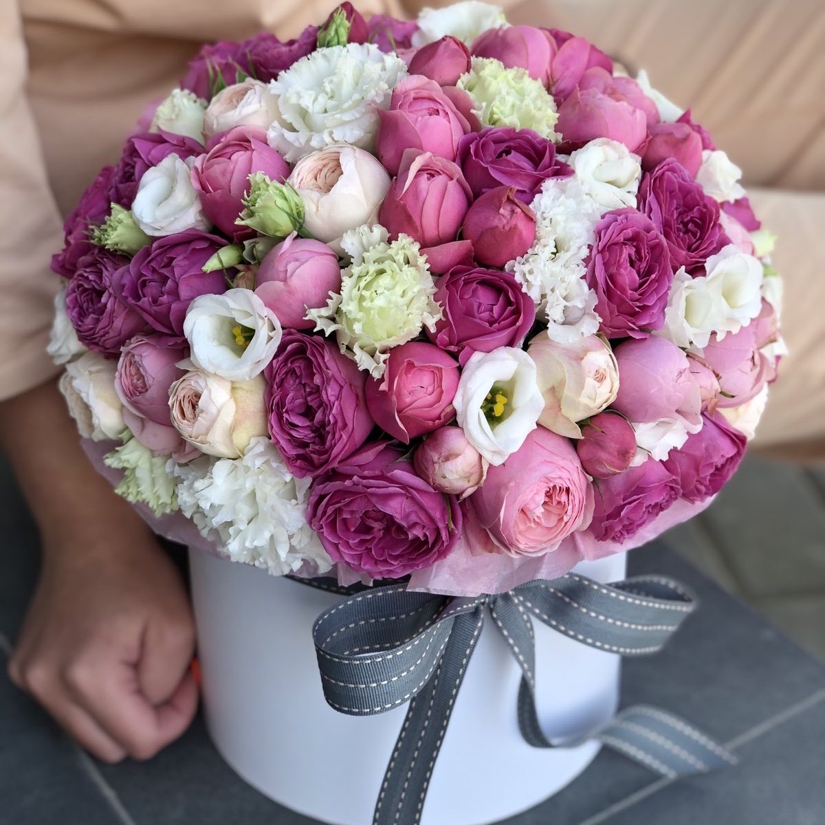 Шляпная коробка из пионовидной кустовой розы Невероятная