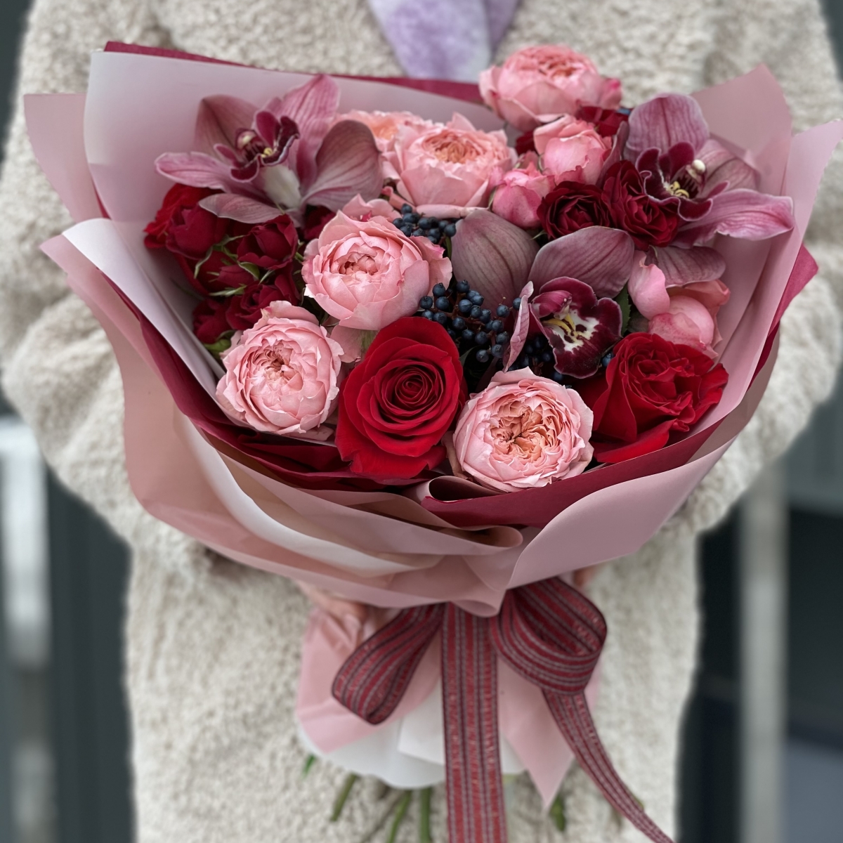 Букет Коралловый риф из цимбидиума, роз и вибурнума