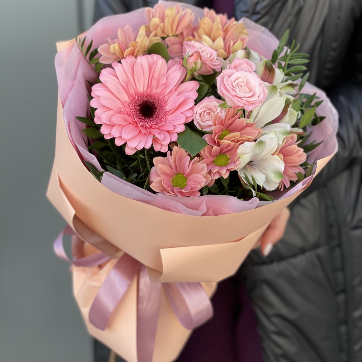 Букет Невесомость с розовыми розами и хризантемой