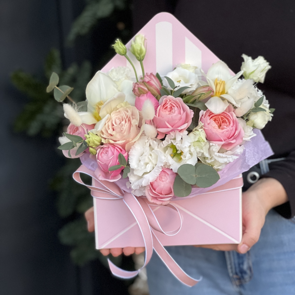 Конверт Джуан из кустовой пионовидной розы, эустомы, тюльпанов и альстромерии