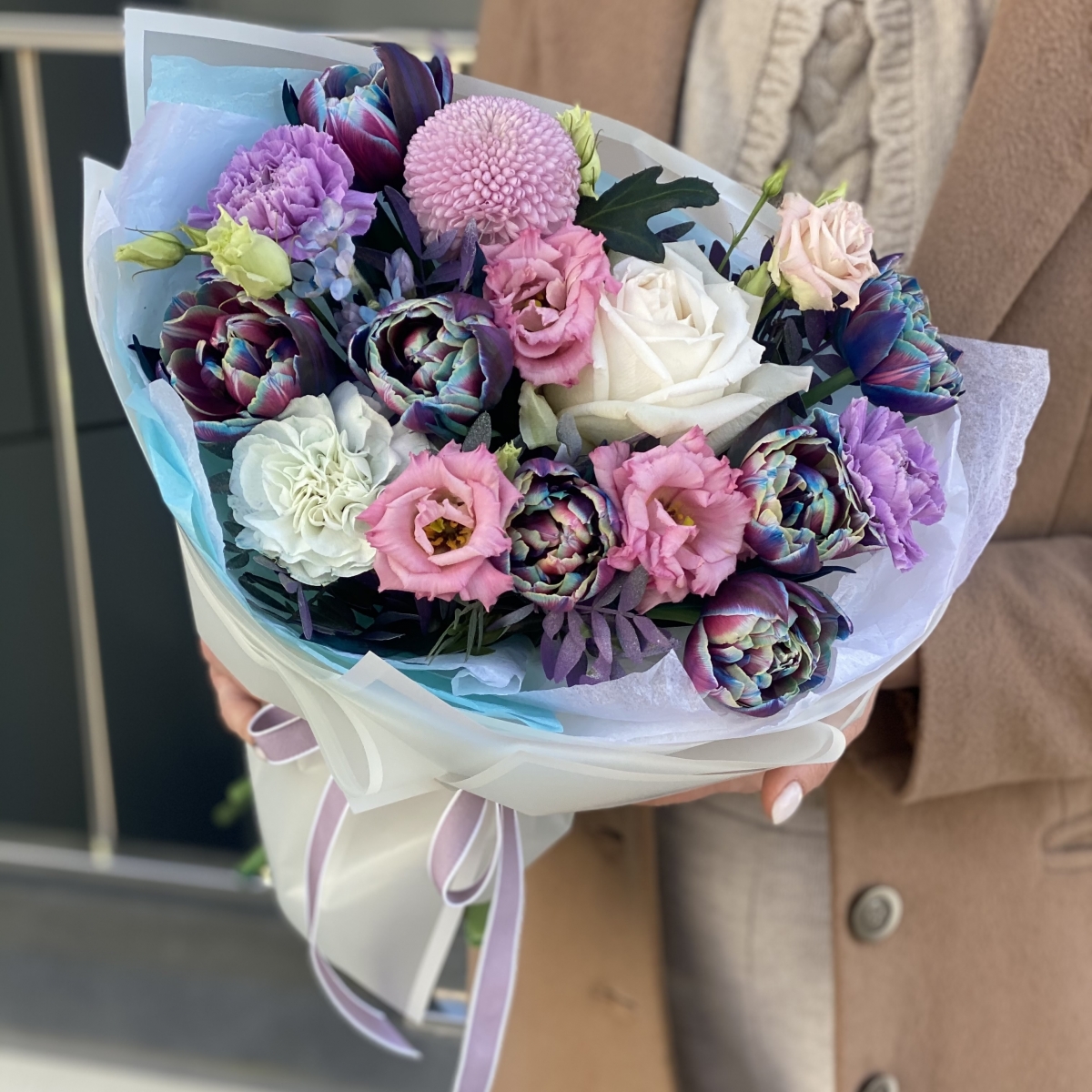 Букет Райская птица из тюльпанов, диантуса, момоки и оксипиталума