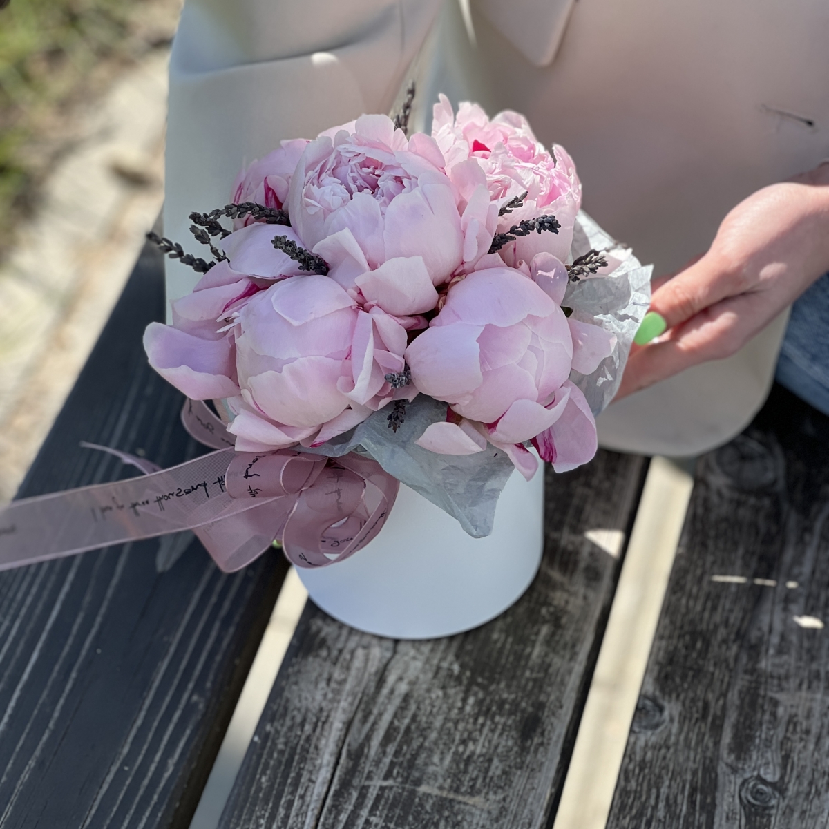 Коробка Анси из 7 пионов и лаванды