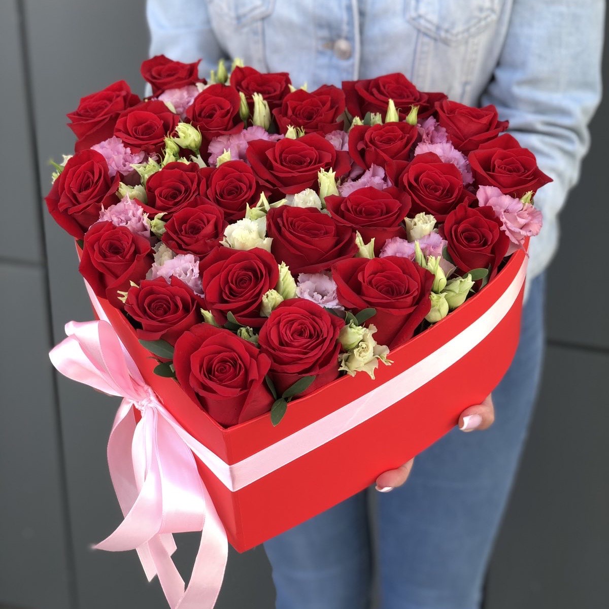 Сердце Люблю из красных роз и эустомы