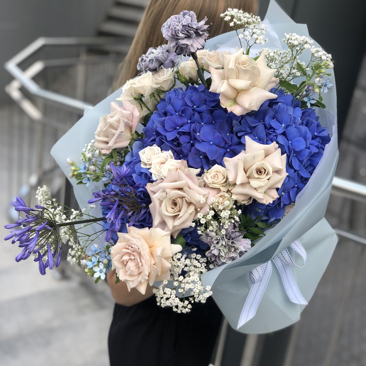 Букет Хилтон Макси из гортензии, оксипеталума, гипсофилы, диантуса и агапарнтуса