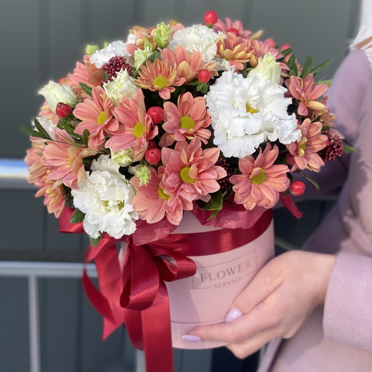 Коробка Марсала из эустомы и хризантемы