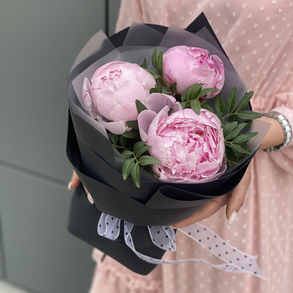 Букет из пионов в черном оформлении