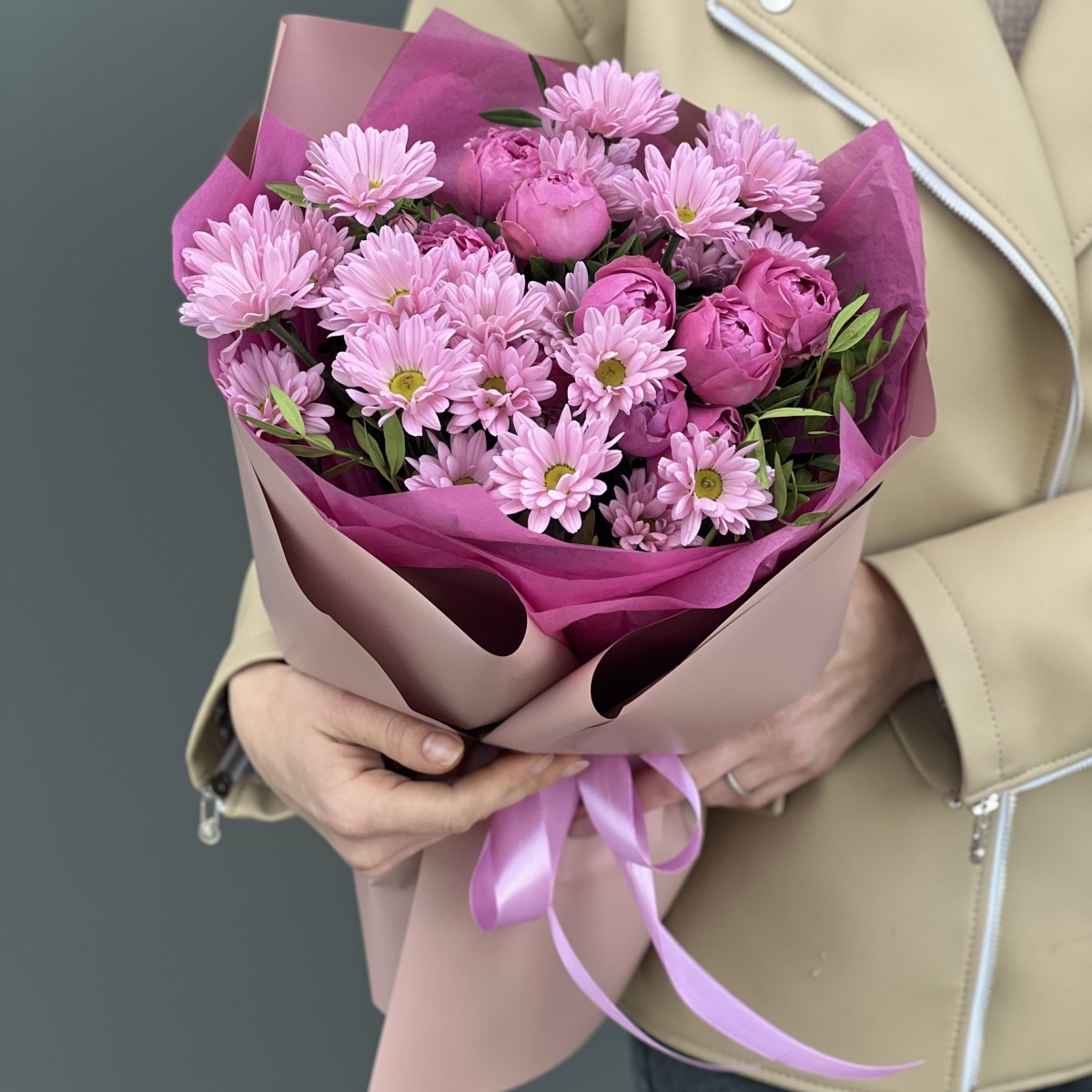 Букет Юбилейный Мини из кустовых пионовидных роз и хризантемы