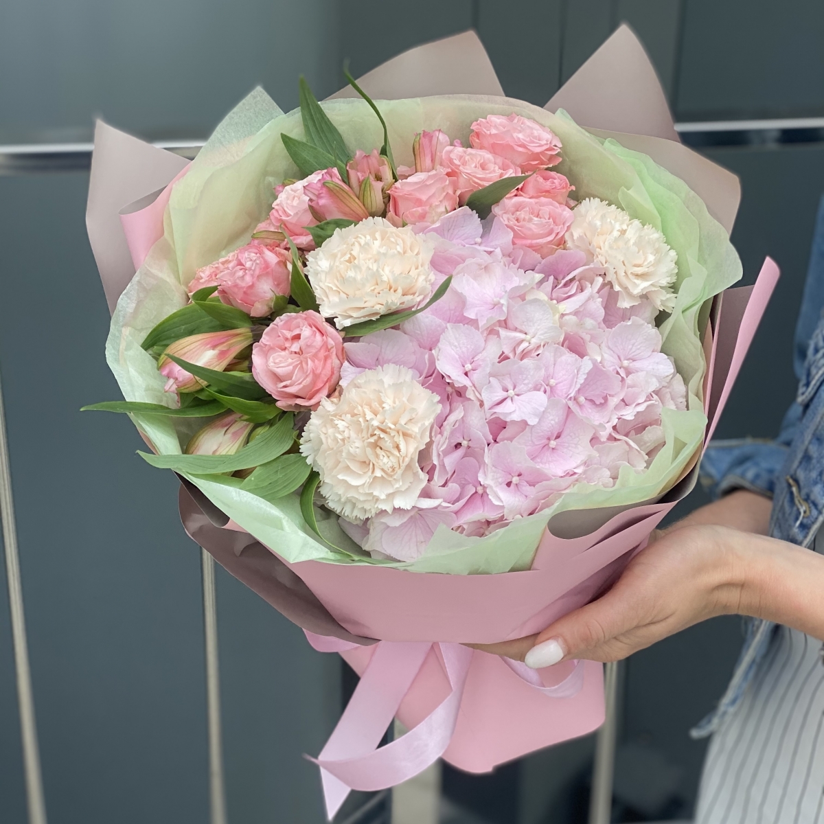 Букет Белинда из гортензии, кустовой розы, гвоздики и альстромерии