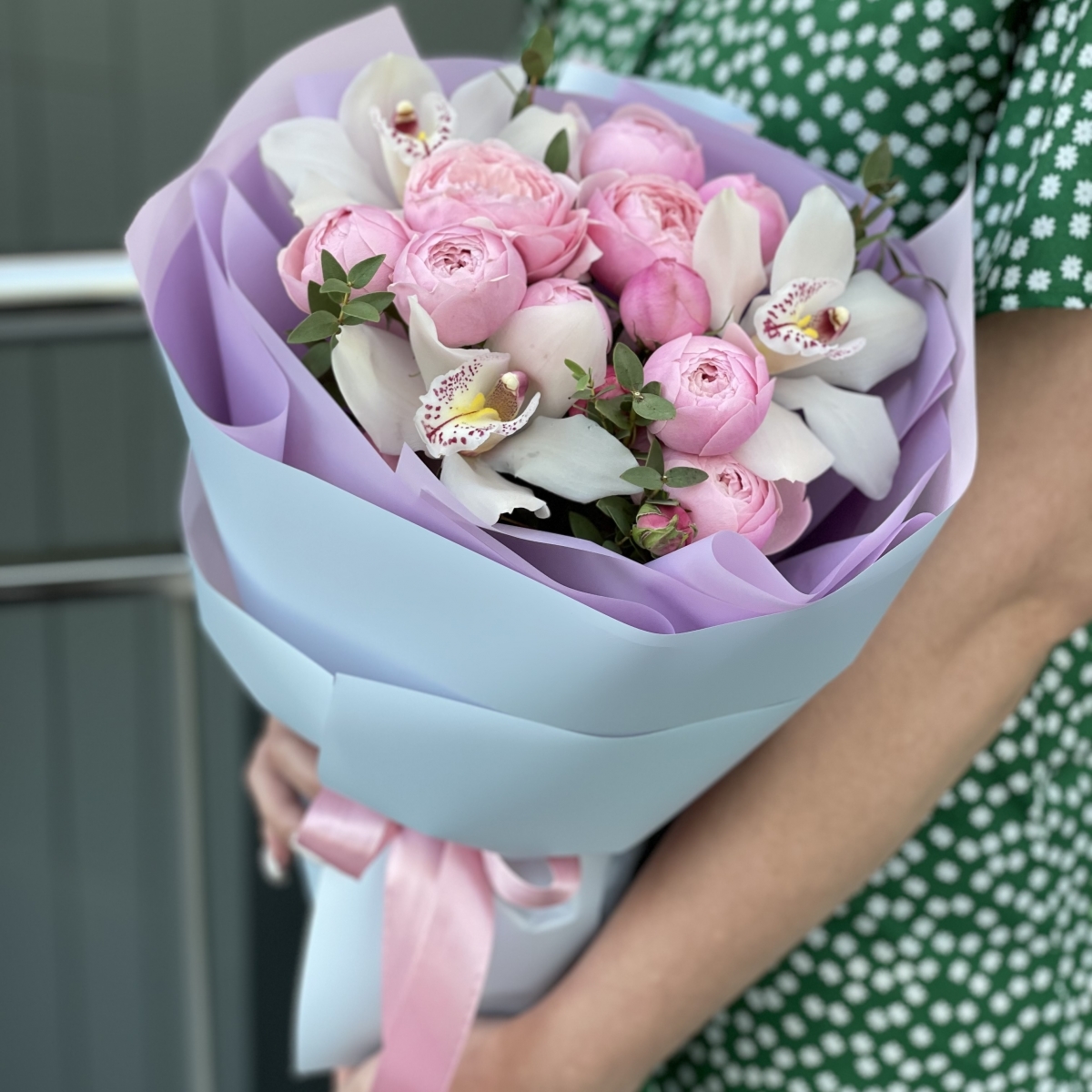 Букет Лея с кустовыми пионовидными розами и цимбидиума